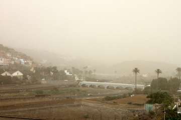 Una densa calima cubre el cielo de Telde (Foto Jesús Ruiz, TA y Antonio Rico)